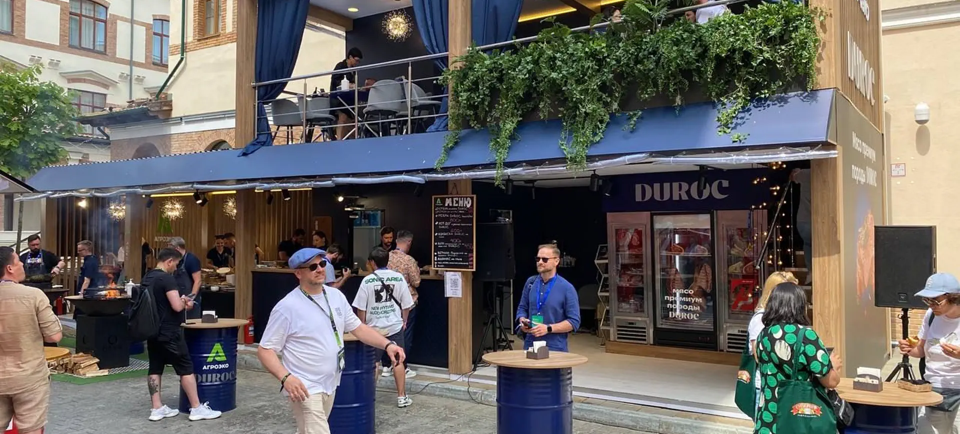 Создать эффектный двухэтажный стенд, который будет заметным, атмосферным, подчеркивая уровень бренда на фоне других участников